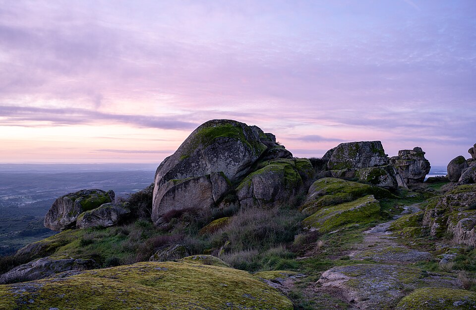 pedagogy/observation/refs/r07_monsanto_granite_dusk_a.jpg