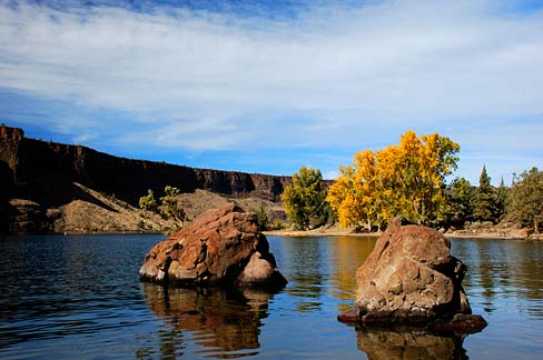 pedagogy/observation/refs/r17_boulders_water_warmlight.jpg