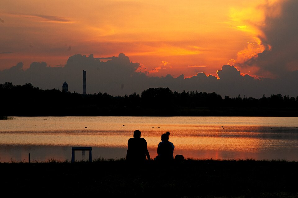 pedagogy/observation/refs/r21_riverbank_pink_dusk.jpg
