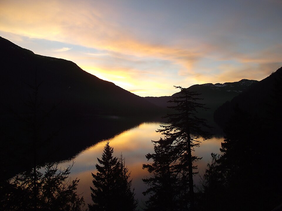 pedagogy/observation/refs/r24_lake_pink_dusk_reflection.jpg