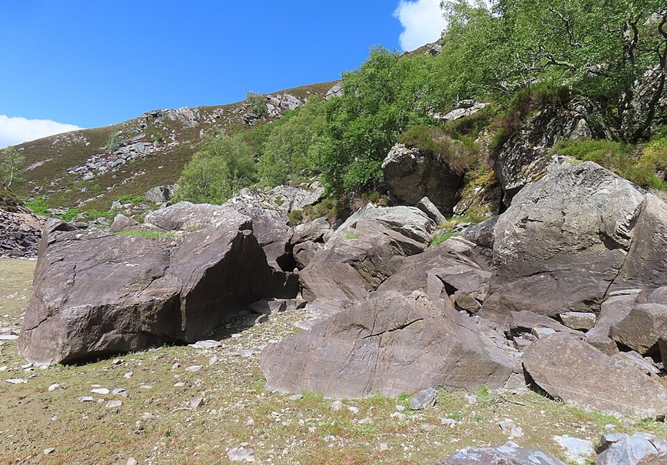 pedagogy/observation/refs/r15_boulders_in_lochan.jpg
