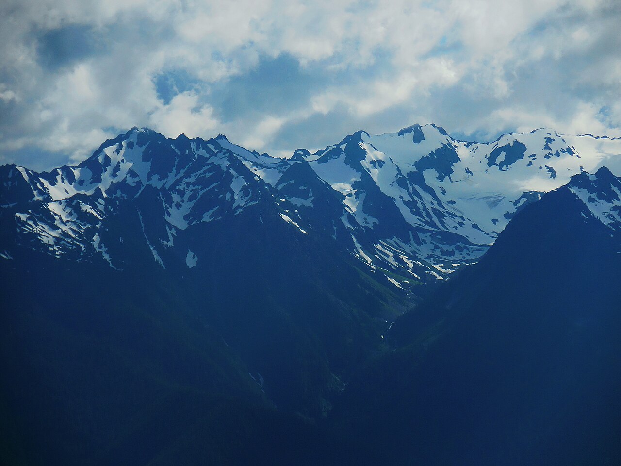 elements/snowpeak/refs/Olympic_Mountains_from_Hurricane_Ridge/commons_Snow_capped_mountains_hurricane_ridge_c_bubar_ju_b0ae24a4.jpg
